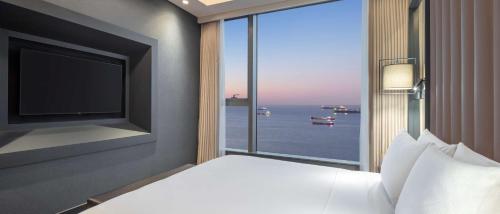 Ένα ή περισσότερα κρεβάτια σε δωμάτιο στο Hilton Istanbul Bakirkoy