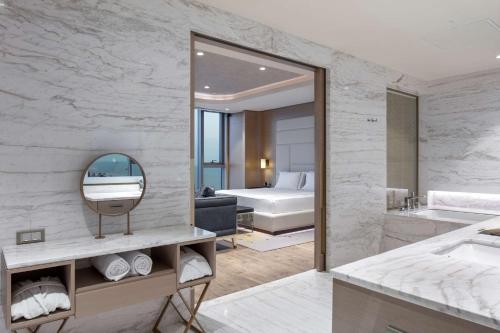 Ένα ή περισσότερα κρεβάτια σε δωμάτιο στο Hilton Istanbul Bakirkoy
