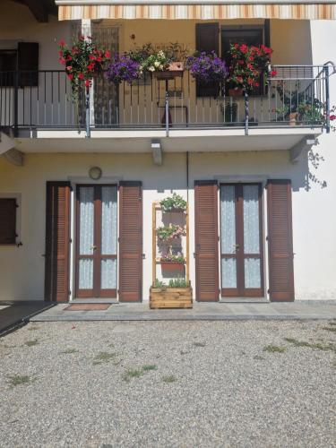 un edificio con cajas de flores en un balcón en Lake mood holiday home en Cadrezzate
