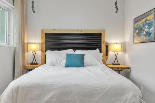 Katil atau katil-katil dalam bilik di Highliner Hotel- King Suite #111 Hotel Room