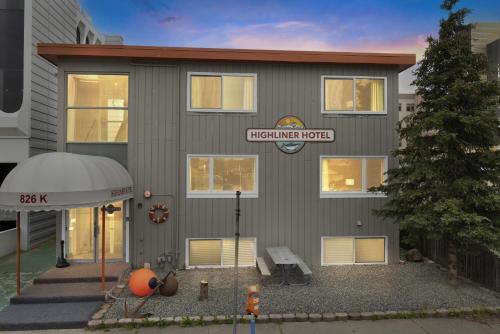 un edificio con un letrero que lee hotel histórico en Highliner Hotel- King Suite #111 Hotel Room en Anchorage