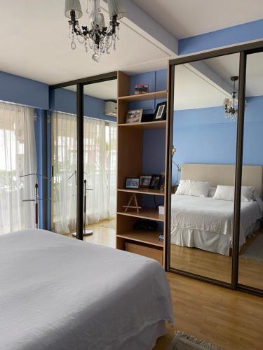 1 dormitorio con cama y espejo grande en Grand Juncal apartment Recoleta en Buenos Aires