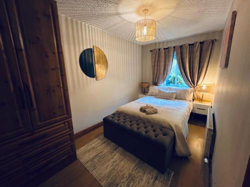 - une petite chambre avec un lit et une fenêtre dans l'établissement Fernway Residence entire property, à Cork