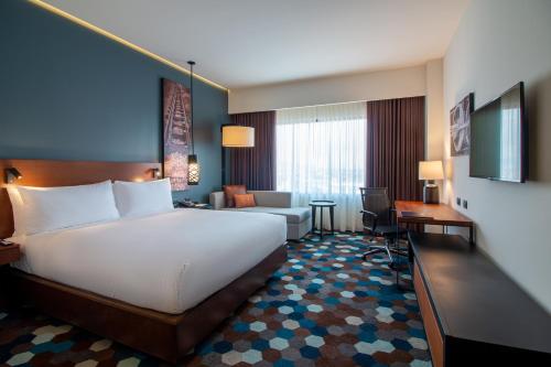una camera d'albergo con letto e scrivania di Doubletree By Hilton Celaya a Celaya