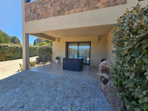 an external view of a house with a patio at Appartement Caroline in Sotta