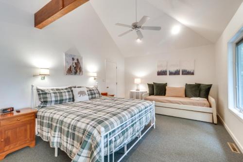 - une chambre avec un lit et une fenêtre dans l'établissement Cozy Getaway in Wintergreen Resort Deck and Hot Tub, à Mount Torry Furnace