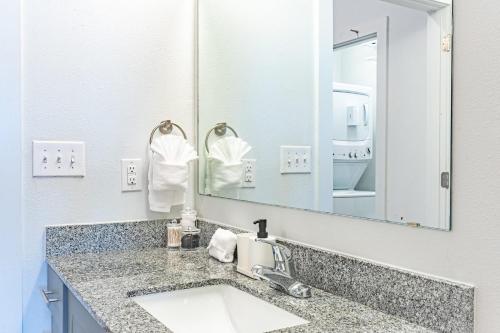 Ένα μπάνιο στο Cozy Spacious 1BR with Pool and Gym Pflugerville Austin