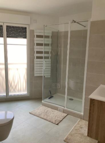 een badkamer met een douche, een toilet en een wastafel bij Very nice 40 m quiet in Suresnes with parking in Suresnes