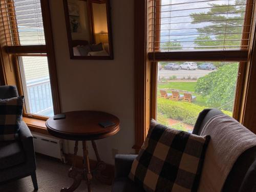 Un lugar para sentarse en Spouter Inn Bed & Breakfast