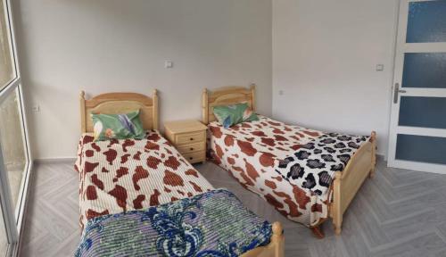 a room with two twin beds in a room at Familie appartement Alhoceima in Ajdir