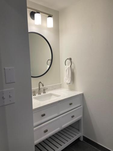 Ένα μπάνιο στο Ramada by Wyndham Studio Suites Dothan