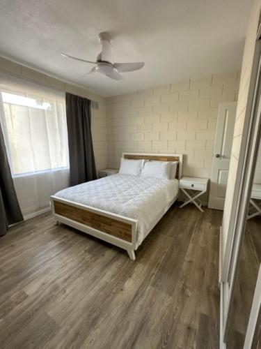 una camera con letto e ventilatore a soffitto di Harbour View 49 Urch Street Unit 8 a Geraldton