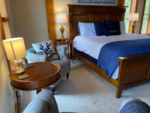 Una cama o camas en una habitación de Spouter Inn Bed & Breakfast
