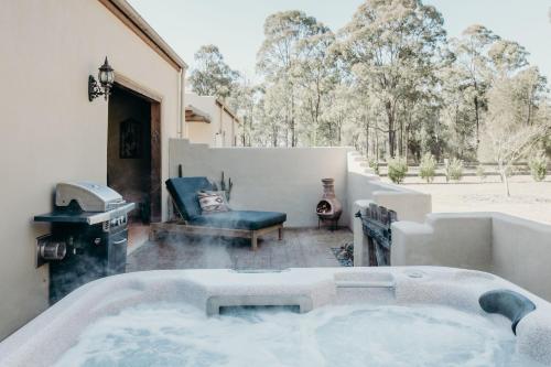 Imagen de la galería de Casa La Vina Pokolbin - Romantic Villas with Outdoor Hot Tubs and Fireplaces, en Pokolbin