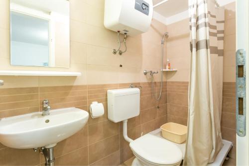y baño con aseo y lavamanos. en Holiday house with a parking space Igrane, Makarska - 8332 en Igrane