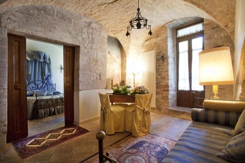 un soggiorno con divano e una camera da letto di Residenza D'epoca San Crispino ad Assisi