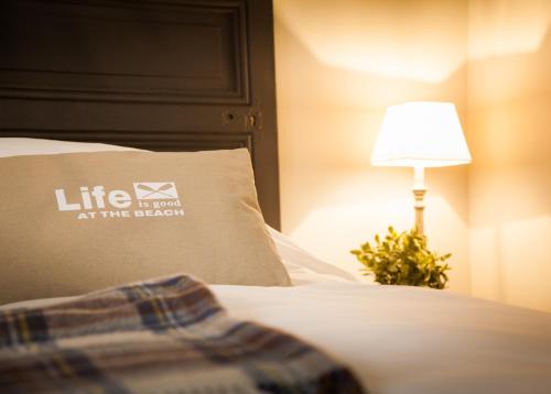 Een bed of bedden in een kamer bij Il Etait Une Fois Chez Moi La Chambre Augustin
