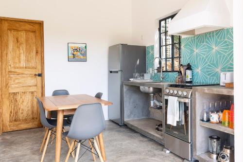 Η κουζίνα ή μικρή κουζίνα στο Queen Bed, Full Kitchen, Air Conditioning, Pool, Fast Wifi - Mar at Casa Calavera