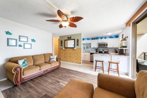 Il comprend un salon avec un canapé et une cuisine. dans l'établissement Big Island Kona Makai 4205 condo, à Kailua-Kona