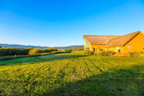 Idyllic Riverfront Retreat – Photos 2