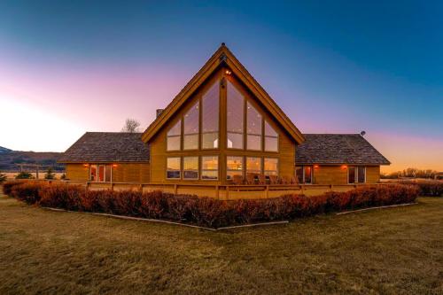 Idyllic Riverfront Retreat – Photos 3