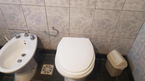 a bathroom with a white toilet and a sink at Monoambiente Blanca in Concordia