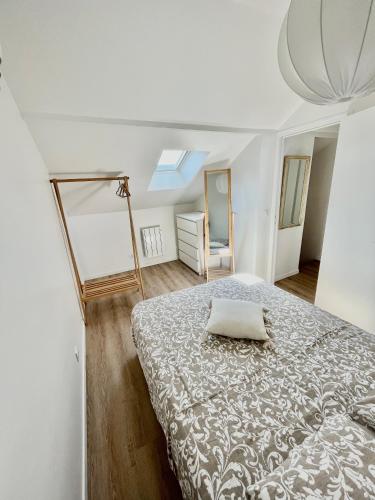une chambre avec un lit avec un oreiller dessus dans l'établissement Cosy House Near Paris, CDG Airport + parking, à Aulnay-sous-Bois