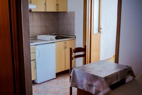 Nhà bếp/bếp nhỏ tại Apartments by the sea Drasnice, Makarska - 20243