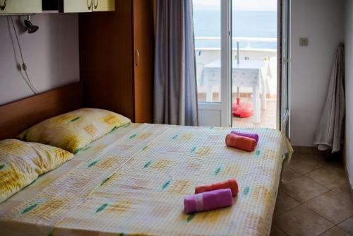 Giường trong phòng chung tại Apartments by the sea Drasnice, Makarska - 20243