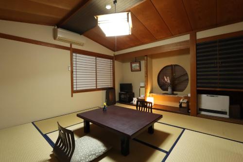 TV a/nebo společenská místnost v ubytování Ryokan Tanabe 旅館田邊