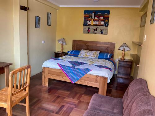 a bedroom with a bed and a couch at La Casa de Zarela in Huaraz