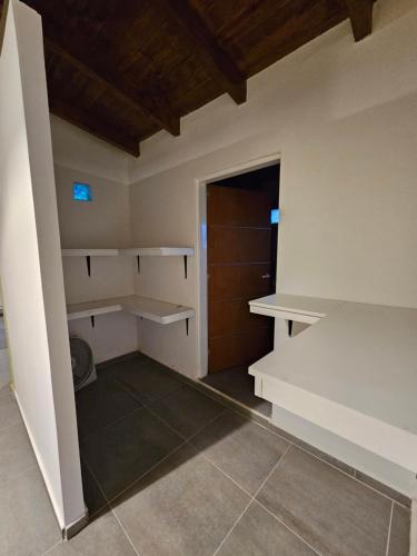 Pokój z białymi półkami i drzwiami w obiekcie Alojamiento Zapala - Sakin w mieście Zapala