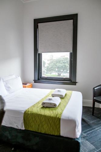 Postel nebo postele na pokoji v ubytování The Cambridge Hotel & Backpackers