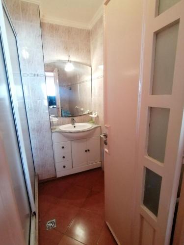 a bathroom with a sink and a mirror at Spacieux appartement familial in Agadir