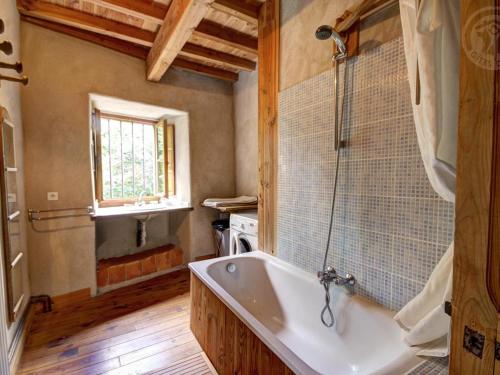 ein Bad mit einer Badewanne und einem Fenster in der Unterkunft Gîte Saint-Germain-Laval (Loire), 5 pièces, 8 personnes - FR-1-496-26 in Saint-Germain-Laval