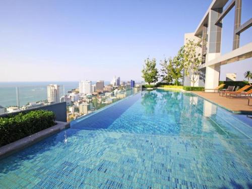 a large swimming pool on top of a building at 芭提雅Fnb Central 无边泳池 in Pattaya