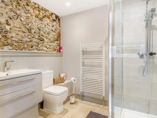 Great Fransham的住宿－The Granary，一间带卫生间和淋浴的浴室