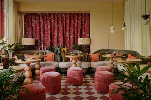 Zona de estar de Ember Locke Kensington