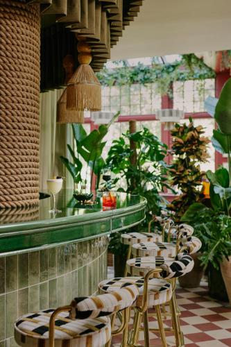 Un restaurante o sitio para comer en Ember Locke Kensington
