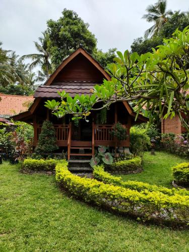 a small house in the middle of a yard at The Lumbung Tejakula in Tejakula