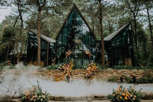 una boda en un invernadero en una boda en el bosque en Amaya Retreat en Sóc Sơn
