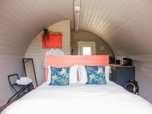 een slaapkamer met een groot bed met een rood hoofdeinde bij Rackenford- Uk40033 in East Anstey