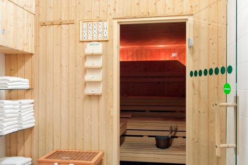 eine Sauna mit einer Tür, die in ein Zimmer führt in der Unterkunft Holiday Inn Düsseldorf-Neuss, an IHG Hotel in Neuss