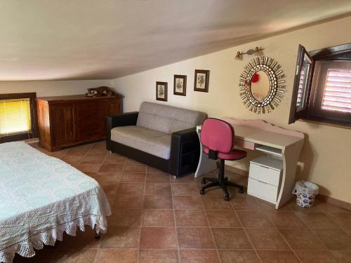- une chambre avec un lit, un bureau et une chaise dans l'établissement Villa Greta a Sciacca 3 camere da letto, 6 posti letto, à Sciacca