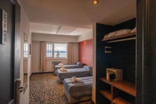Habitación con 2 sofás y 1 litera en Hotel Sol Bariloche en San Carlos de Bariloche