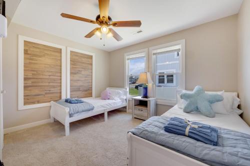 um quarto com 2 camas e uma ventoinha de tecto em Beachy Keen, North Myrtle Beach beach single-family house, 150 feet to ocean! Pets welcome! em Myrtle Beach