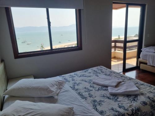 Llit o llits en una habitació de Jurerê Ocean Flats