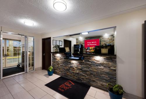 a lobby with a stone wall and a cash register at Red Roof Inn Dahlgren - Naval Base in Dahlgren
