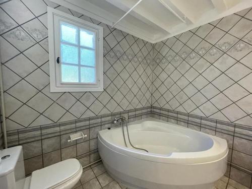 拉邦的住宿－Villa Labenne, 5 pièces, 8 personnes - FR-1-413-227，带浴缸、卫生间和窗户的浴室