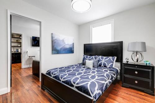 ein Schlafzimmer mit einem Bett und einem großen Spiegel in der Unterkunft Charming, Happy 1-Bed Oasis: RVA Retreat Awaits! in Richmond